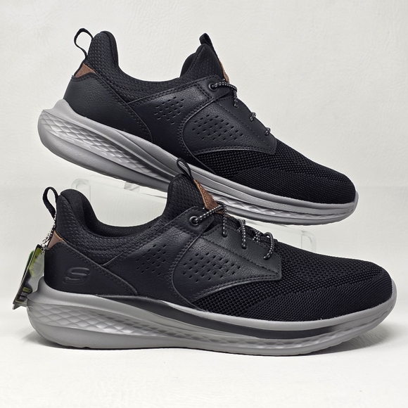 Skechers Men’s Size 9 Shoes Black Slip On Relaxed Fit Hands Free 210892WW New